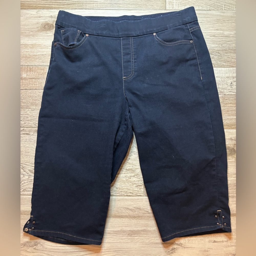 Gloria Vanderbilt Navy Denim Short Capri Jeans in size 16. Great condition